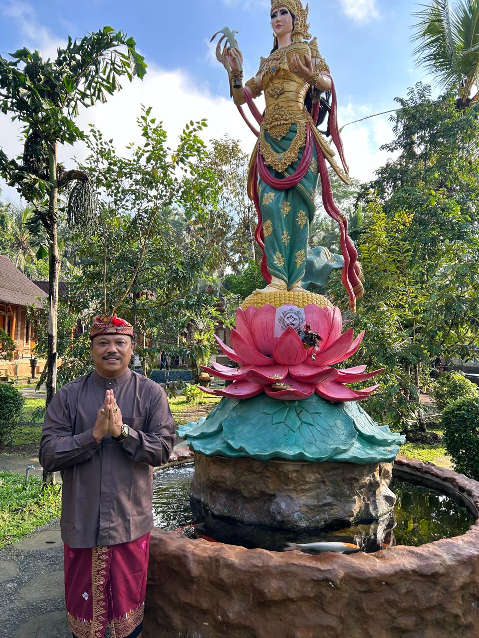 Smiling local villagers in traditional Balinese attire